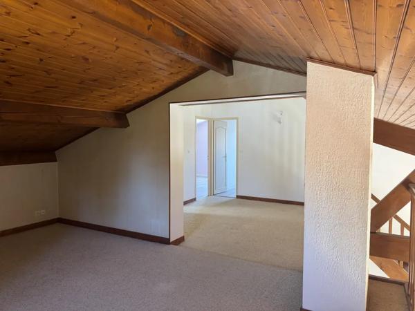 Maison 4 chambres et double garage.
