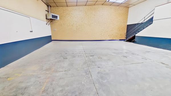 Location local d’activité 136 m² à METZ – Porte sectionnelle – Accès utilitaires