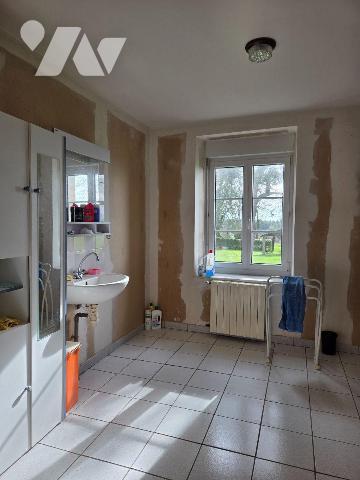 10 min. VILLAINES-LA-JUHEL, en campagne, maison d'habitation sans voisin proche, avec entrée ou...