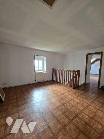 10 min. VILLAINES-LA-JUHEL, en campagne, maison d'habitation sans voisin proche, avec entrée ou...