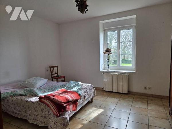 10 min. VILLAINES-LA-JUHEL, en campagne, maison d'habitation sans voisin proche, avec entrée ou...