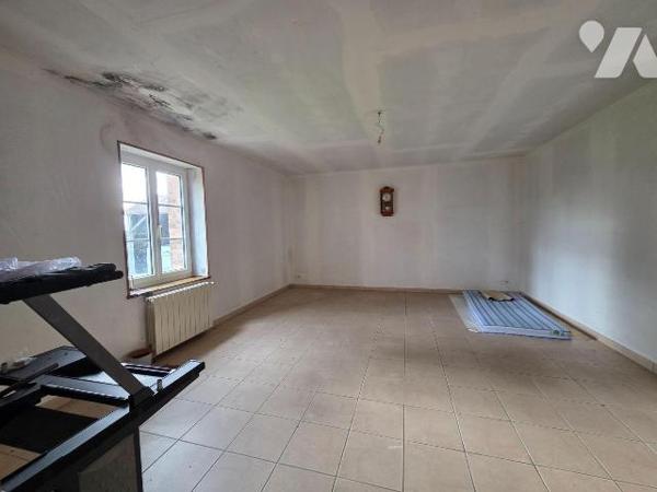 10 min. VILLAINES-LA-JUHEL, en campagne, maison d'habitation sans voisin proche, avec entrée ou...