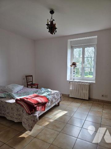 10 min. VILLAINES-LA-JUHEL, en campagne, maison d'habitation sans voisin proche, avec entrée ou...