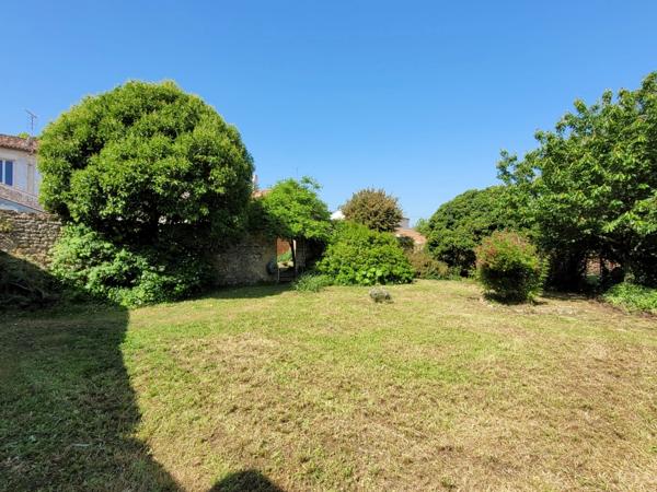 Maison avec fort potentiel + local commercial au centre de Bords