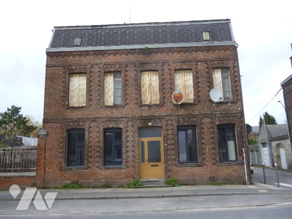 Immeuble de rapport sur trois niveaux, à rénover en grande partie.
Cour, dépendances.