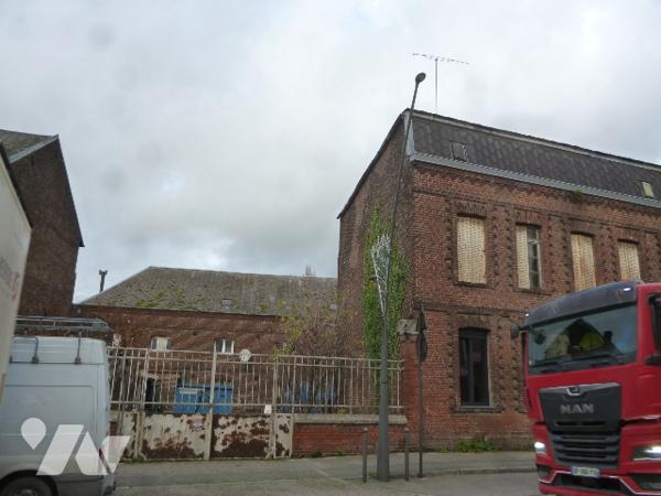 Immeuble de rapport sur trois niveaux, à rénover en grande partie.
Cour, dépendances.