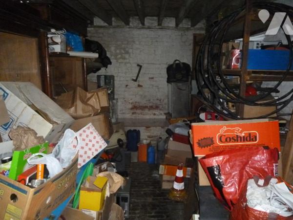 Immeuble de rapport sur trois niveaux, à rénover en grande partie.
Cour, dépendances.