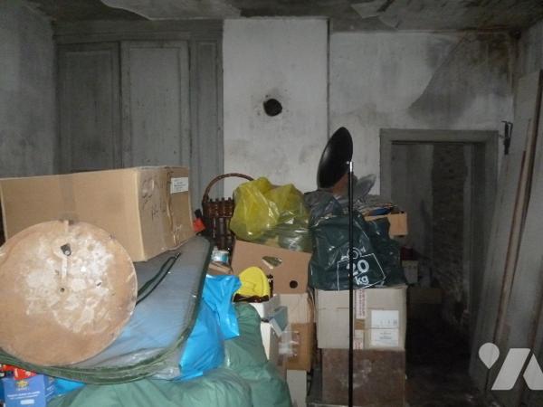 Immeuble de rapport sur trois niveaux, à rénover en grande partie.
Cour, dépendances.