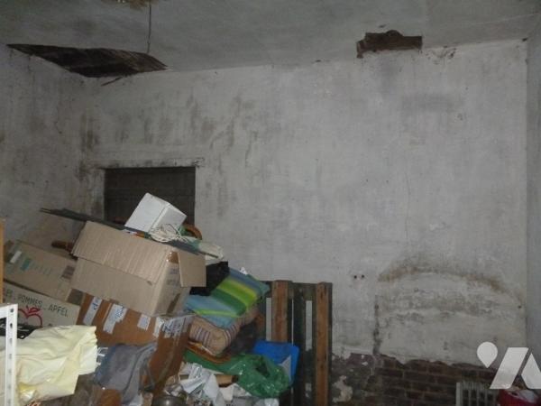 Immeuble de rapport sur trois niveaux, à rénover en grande partie.
Cour, dépendances.