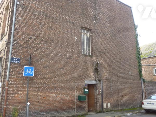 Immeuble de rapport sur trois niveaux, à rénover en grande partie.
Cour, dépendances.