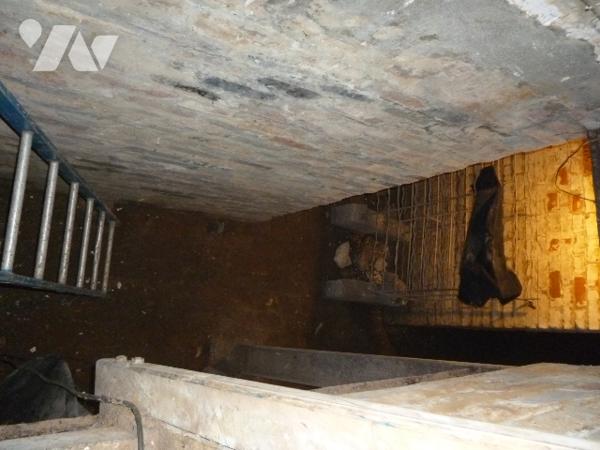 Immeuble de rapport sur trois niveaux, à rénover en grande partie.
Cour, dépendances.