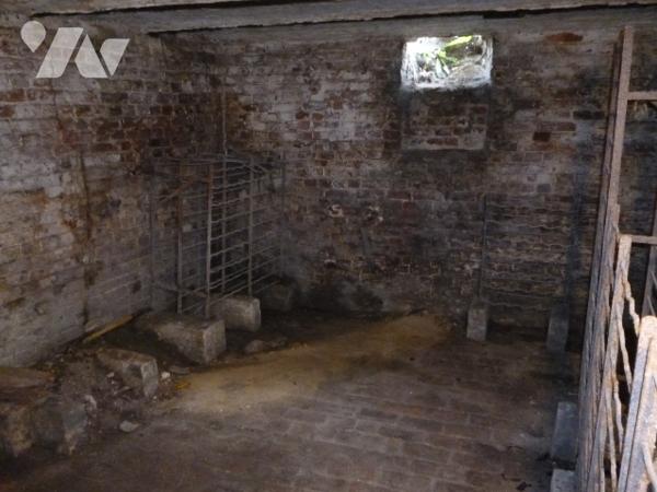 Immeuble de rapport sur trois niveaux, à rénover en grande partie.
Cour, dépendances.