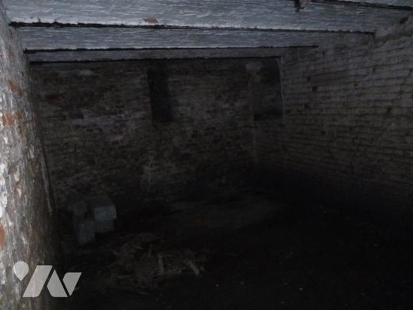 Immeuble de rapport sur trois niveaux, à rénover en grande partie.
Cour, dépendances.