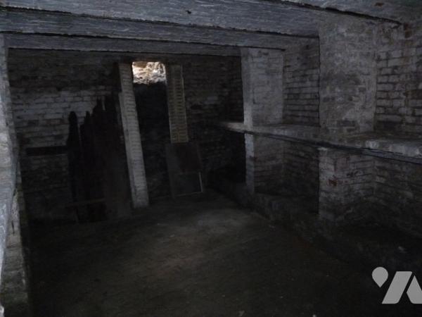 Immeuble de rapport sur trois niveaux, à rénover en grande partie.
Cour, dépendances.