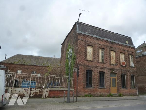 Immeuble de rapport sur trois niveaux, à rénover en grande partie.
Cour, dépendances.