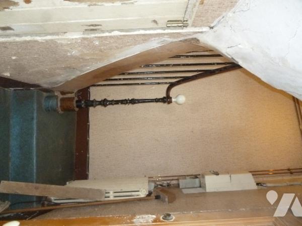 Immeuble de rapport sur trois niveaux, à rénover en grande partie.
Cour, dépendances.