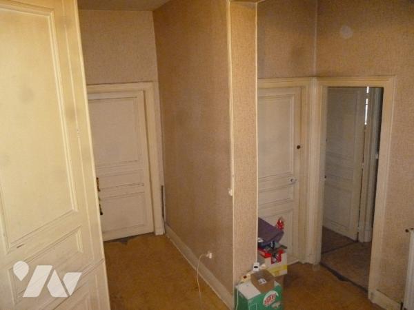 Immeuble de rapport sur trois niveaux, à rénover en grande partie.
Cour, dépendances.