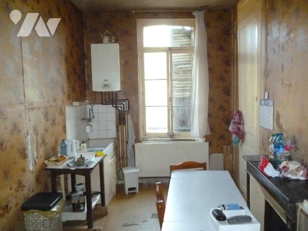 Immeuble de rapport sur trois niveaux, à rénover en grande partie.
Cour, dépendances.