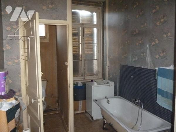 Immeuble de rapport sur trois niveaux, à rénover en grande partie.
Cour, dépendances.