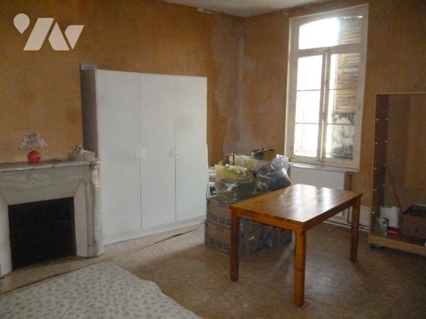 Immeuble de rapport sur trois niveaux, à rénover en grande partie.
Cour, dépendances.