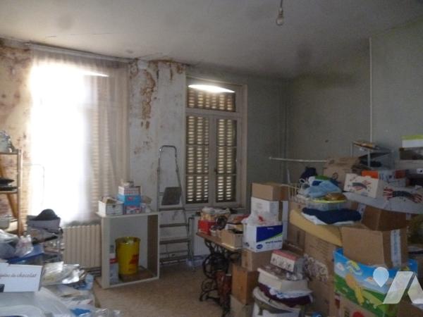 Immeuble de rapport sur trois niveaux, à rénover en grande partie.
Cour, dépendances.