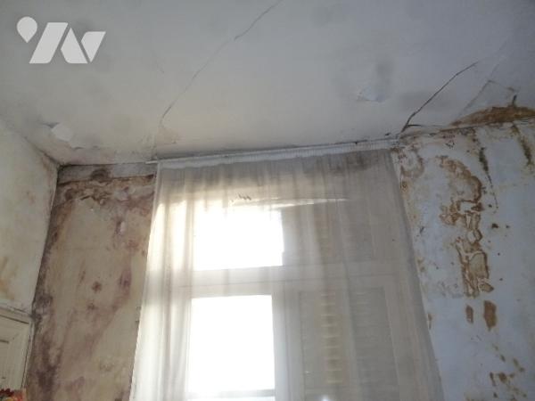 Immeuble de rapport sur trois niveaux, à rénover en grande partie.
Cour, dépendances.