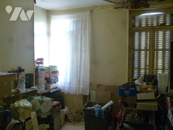 Immeuble de rapport sur trois niveaux, à rénover en grande partie.
Cour, dépendances.