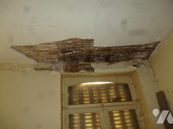 Immeuble de rapport sur trois niveaux, à rénover en grande partie.
Cour, dépendances.