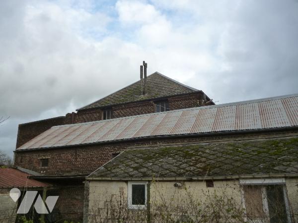 Immeuble de rapport sur trois niveaux, à rénover en grande partie.
Cour, dépendances.