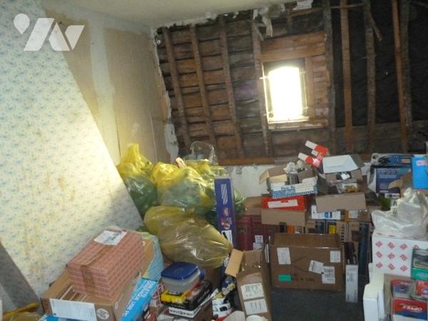 Immeuble de rapport sur trois niveaux, à rénover en grande partie.
Cour, dépendances.