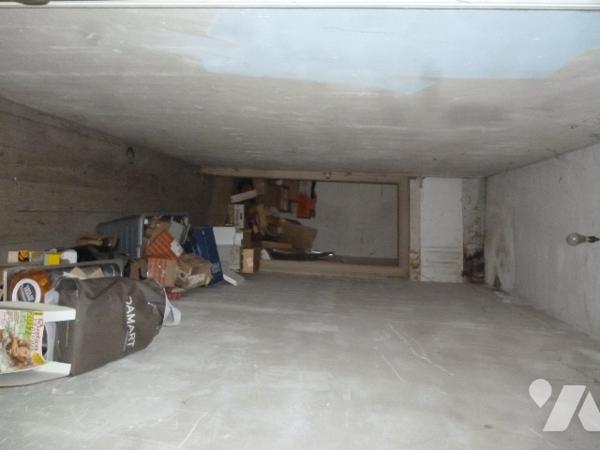 Immeuble de rapport sur trois niveaux, à rénover en grande partie.
Cour, dépendances.