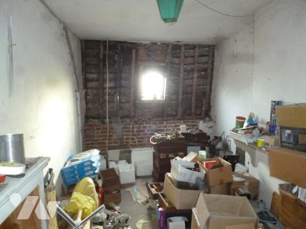 Immeuble de rapport sur trois niveaux, à rénover en grande partie.
Cour, dépendances.