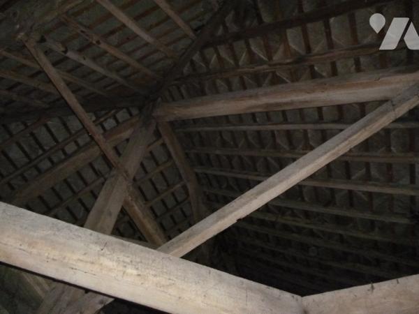 Immeuble de rapport sur trois niveaux, à rénover en grande partie.
Cour, dépendances.