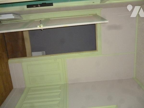 Immeuble de rapport sur trois niveaux, à rénover en grande partie.
Cour, dépendances.