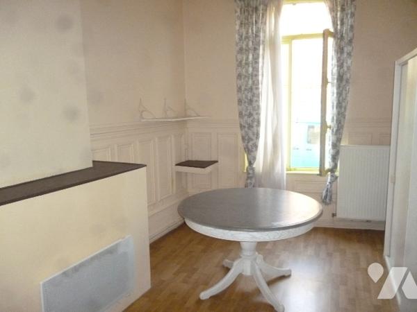 Immeuble de rapport sur trois niveaux, à rénover en grande partie.
Cour, dépendances.