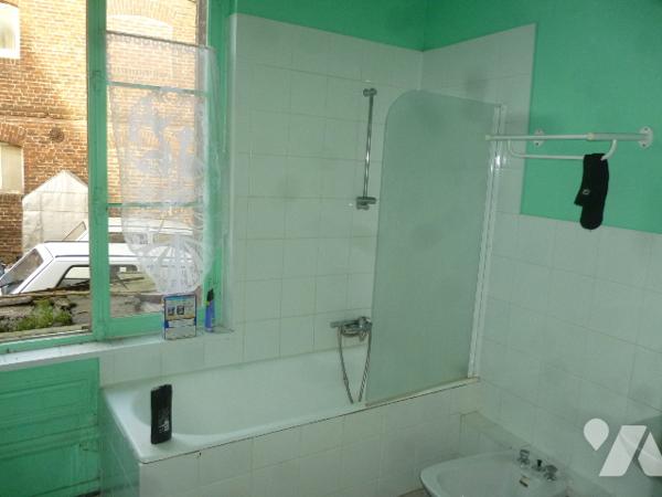 Immeuble de rapport sur trois niveaux, à rénover en grande partie.
Cour, dépendances.