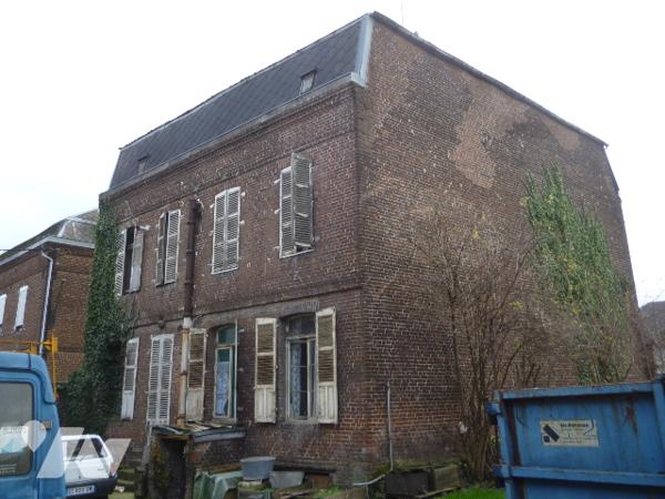 Immeuble de rapport sur trois niveaux, à rénover en grande partie.
Cour, dépendances.