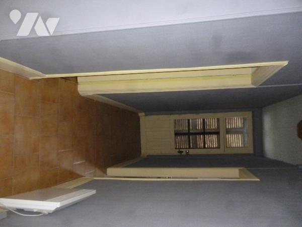 Immeuble de rapport sur trois niveaux, à rénover en grande partie.
Cour, dépendances.