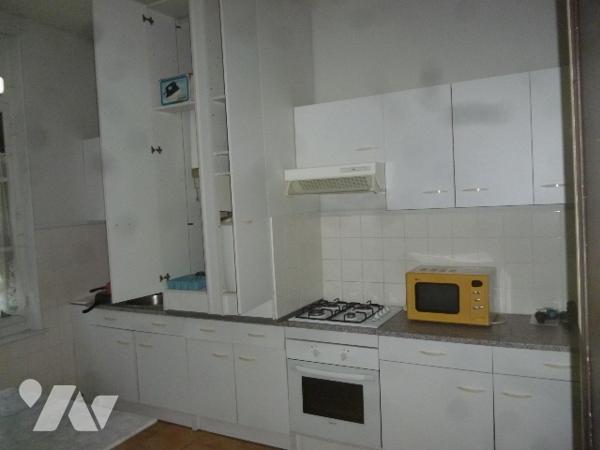 Immeuble de rapport sur trois niveaux, à rénover en grande partie.
Cour, dépendances.