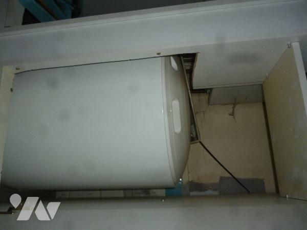 Immeuble de rapport sur trois niveaux, à rénover en grande partie.
Cour, dépendances.