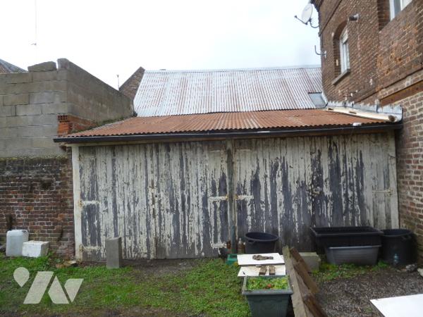 Immeuble de rapport sur trois niveaux, à rénover en grande partie.
Cour, dépendances.