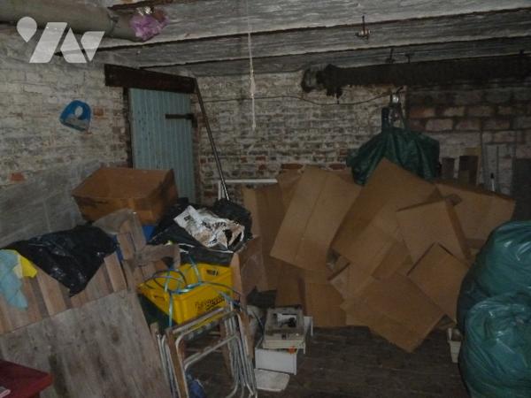 Immeuble de rapport sur trois niveaux, à rénover en grande partie.
Cour, dépendances.