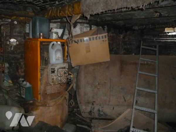 Immeuble de rapport sur trois niveaux, à rénover en grande partie.
Cour, dépendances.