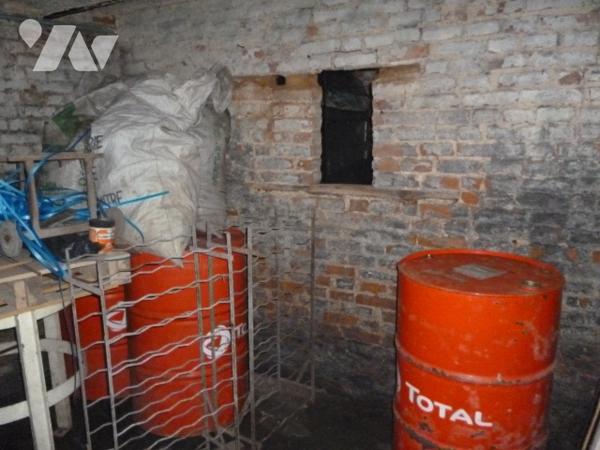 Immeuble de rapport sur trois niveaux, à rénover en grande partie.
Cour, dépendances.