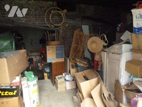 Immeuble de rapport sur trois niveaux, à rénover en grande partie.
Cour, dépendances.