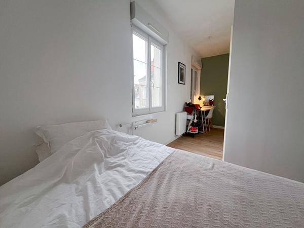 Angers centre - place du Lycee, au calme. Appartement 6 pièces de 104 m2