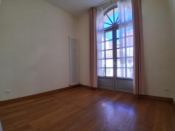 Bel appartement en rez-de-chaussée avec parking privatif