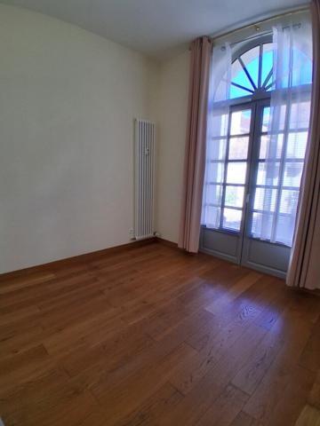 Bel appartement en rez-de-chaussée avec parking privatif