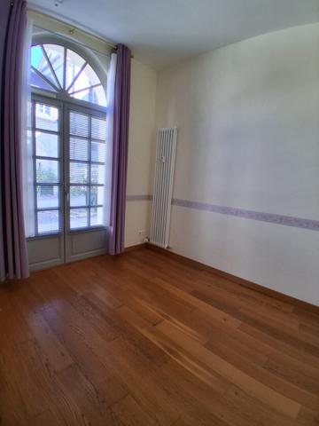 Bel appartement en rez-de-chaussée avec parking privatif