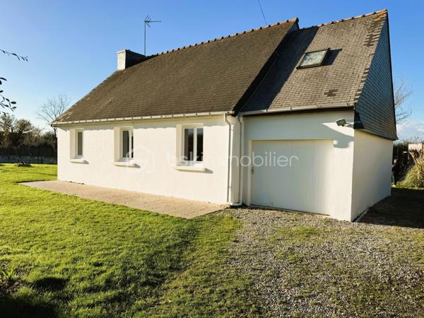 ERDEVEN, commune du littoral Breton, appartenant aux Grands Sites de France, le plus grand massif dunaire de Bretagne de GAVRES à QUIBERON , se situe cette maison de plain pied, des années 80, à moins de 10 minutes à pieds des grandes PLAGES de sable fin.
Cuisine dînatoire aménagée et équipée, séjour avec cheminée insert, 2 belles chambres, salle de douche à l’italienne. Wc séparé. Garage attenant avec mezzanine habitable. Double vitrage récent. Terrain clos d’environ 1000 m2.
Prenez rendez-vous, Exclusivement avec Edith L’Honoré, pour la découvrir .